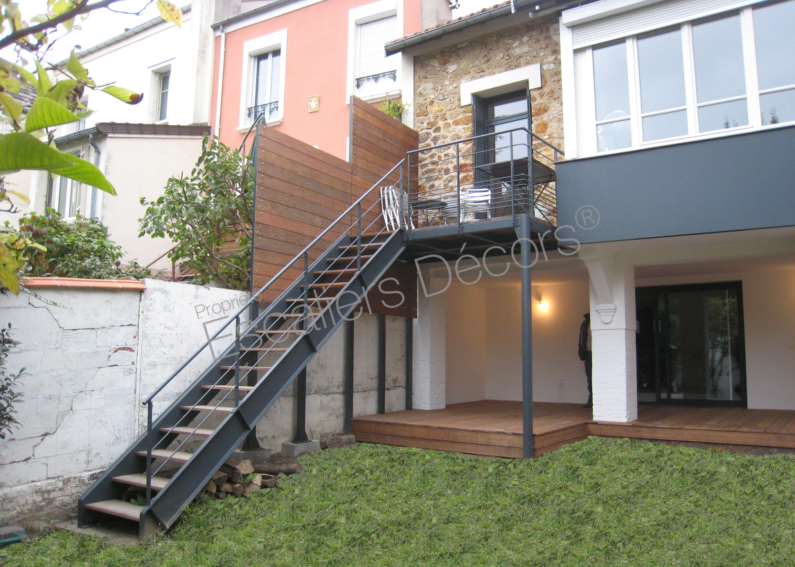 DT108 - Escalier droit extérieur design en métal et bois d'accès à une terrasse pour une maison contemporaine. Vue 2